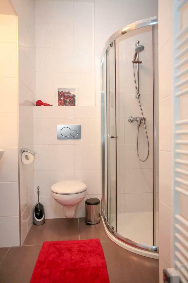 Stylish Apartment A Few Steps From Metro Praag Buitenkant foto